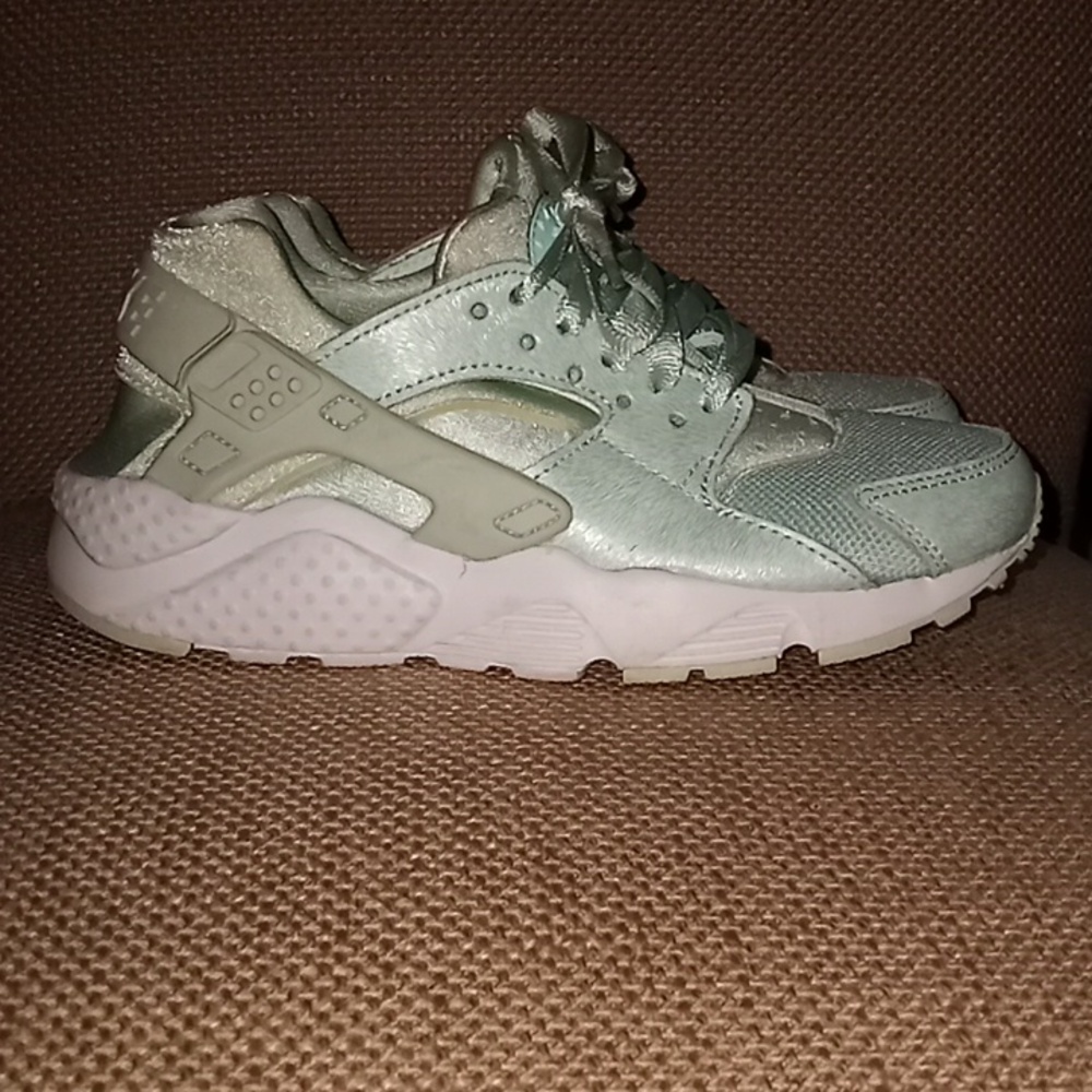 Nike Kids Huarache Sneakers Shoes Size 4Y